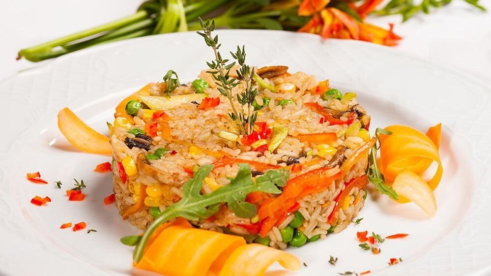 Zeleninové rizoto je perfektní oběd pro milovníky středomořské stravy. 