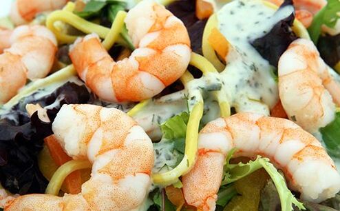 Salát s lahodnými krevetami a zeleninou na menu Dukanovy diety